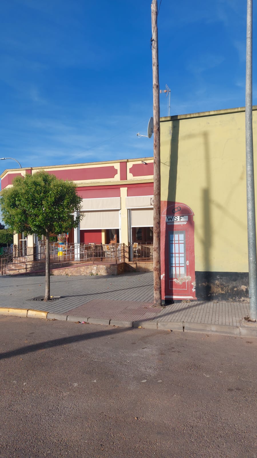 Cabina de teléfono en Villanueva del Fresno, Badajoz, Extremadura. 06.05.2024